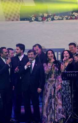 Başbakan Davutoğlu şarkı söyledi