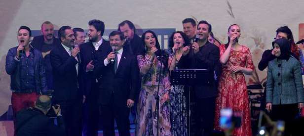 Başbakan Davutoğlu şarkı söyledi