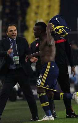 Kadıköy'de Emenike krizi!