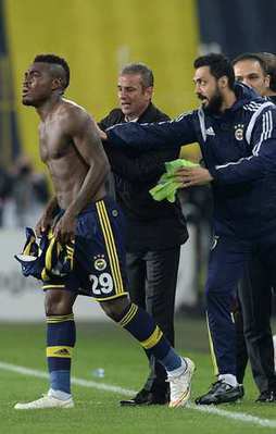 Emenike stadı terk etti
