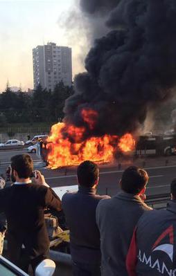 Metrobüs alev alev yandı