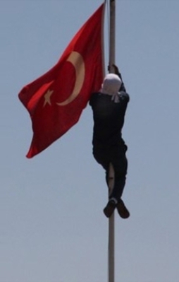 Bayrağı indiren o haine 13 yıl 9 ay hapis