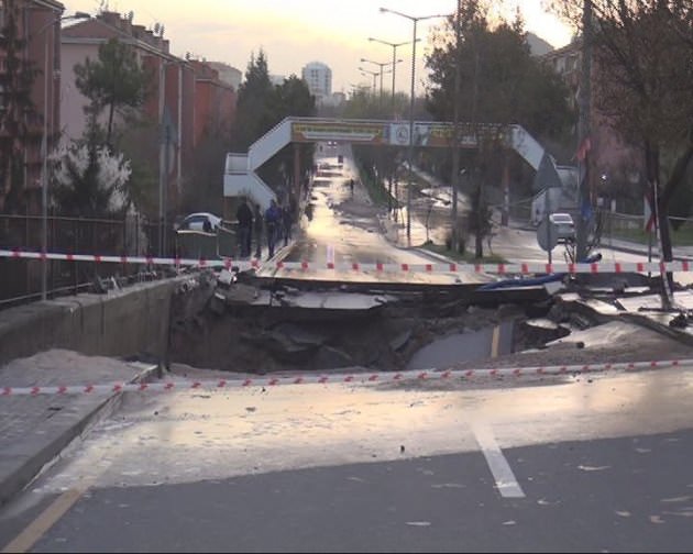 Başkent'te patlama! Yol çöktü-1