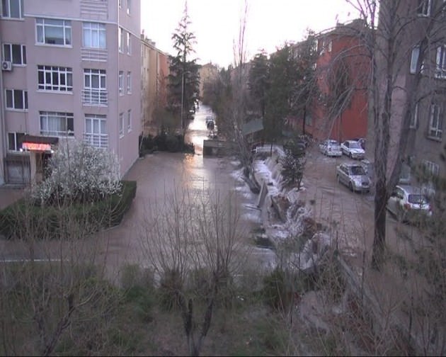 Başkent'te patlama! Yol çöktü-2