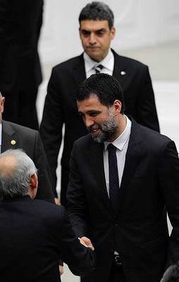 Davutoğlu'ndan Hakan Şükür göndermesi