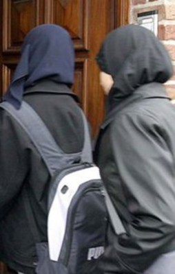 Başörtülü hamile kadına ırkçı saldırı