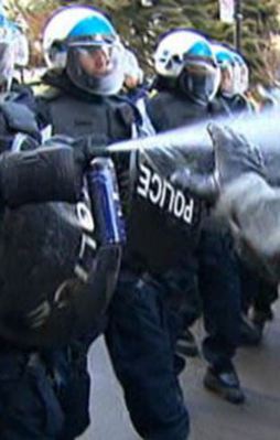 Kanada polisinden eylemcilere orantısız güç!