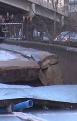 Başkent'te patlama! Yol çöktü
