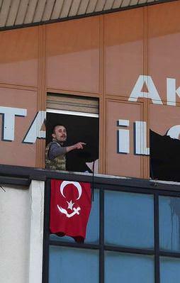 AK Parti binasına silahlı baskın