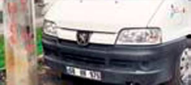 Minibüsünü direğe bağladı