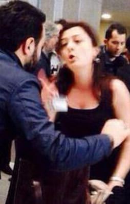 Aramayı soyunarak protesto etti!