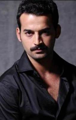 Ünlü oyuncu babasını öldürdü!