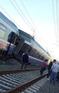 İzmir'de yolcu treni raydan çıktı!