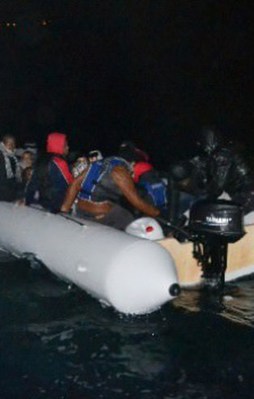 Muğla'da kaçakları taşıyan tekne battı