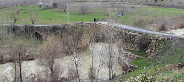 Tarihi köprü su altında korunacak