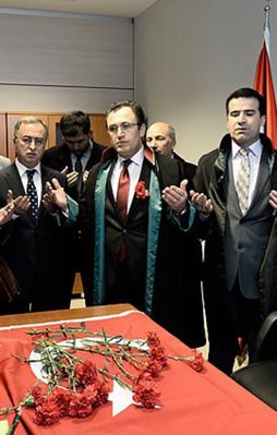 Şehit savcı odasında dualarla anıldı