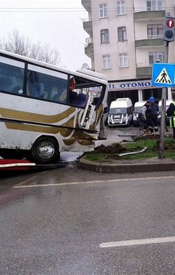 Öğrenci servisi tırla çarpıştı