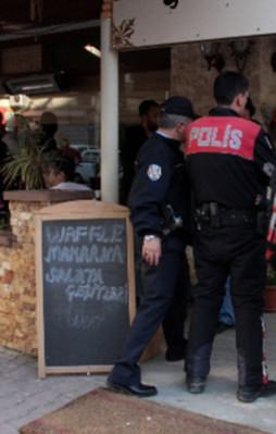 Fal bakan kafelere baskın