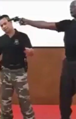 Silahlı adam nasıl etkisiz hale getirilir?