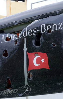 Beşiktaş takım otobüsüne taşlı saldırı