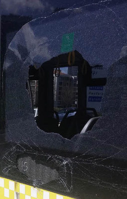 Metrobüsün tekerleği E-5'e fırladı!