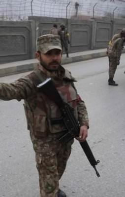 Pakistan'da işçi çadırına saldırı