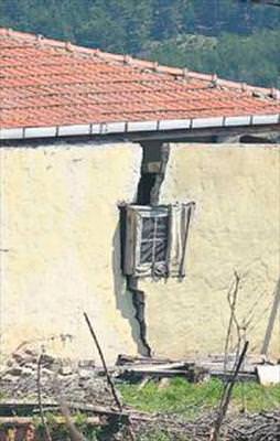 Heyelan köyü yuttu