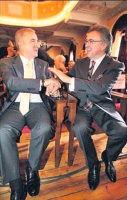 Turgay Kıran'dan Aysal'a çilekli pasta göndermesi