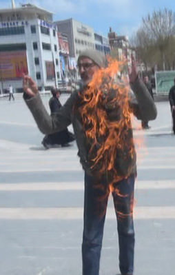 Prostestocu değil adeta ateşbaz!