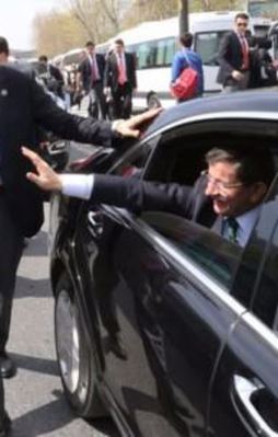 Davutoğlu'nun aracından canlı yayın yaptı