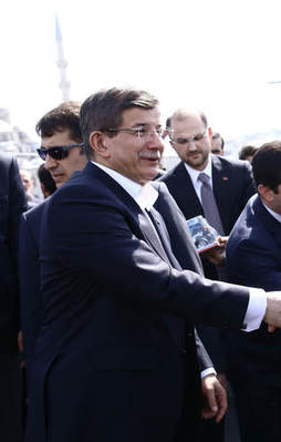 Davutoğlu'na sevgi seli!