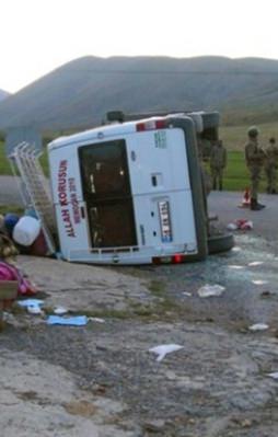 İşçileri taşıyan minibüs devrildi: 22 yaralı