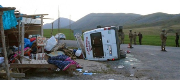 İşçileri taşıyan minibüs devrildi: 22 yaralı