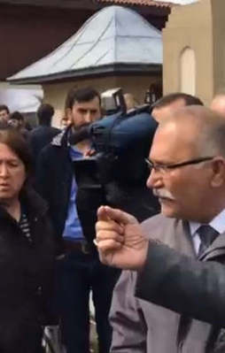 MHP'den Kabe'yle alay eden pankart!