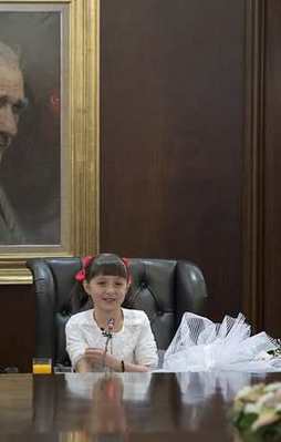 Davutoğlu koltuğunu Pelinsu'ya devretti