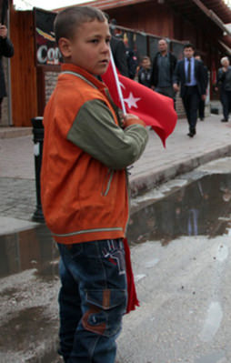 Yaşıtları bayram yaparken o bayrak sattı