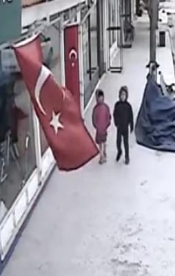 Minik çocuk öyle bir şey yaptı ki...