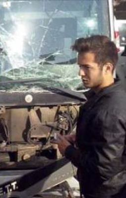 Metrobüs yolunda kaza! Trafik durdu