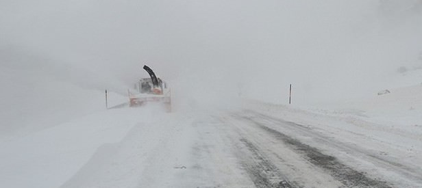 Kar yağışı Antalya yolunu kapattı!