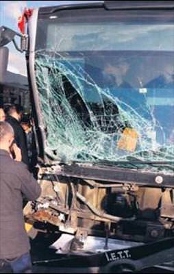 Metrobüs yolunda kaza: 3 yaralı