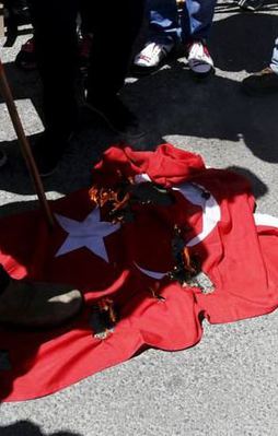 Ermeniler Kudüs'te Türk bayrağını yaktı