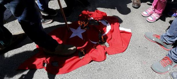 Ermeniler Kudüs’te Türk bayrağını yaktı