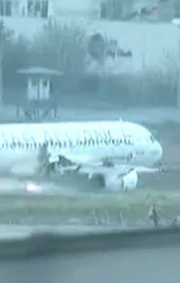 İstanbul'da uçak acil iniş yaptı