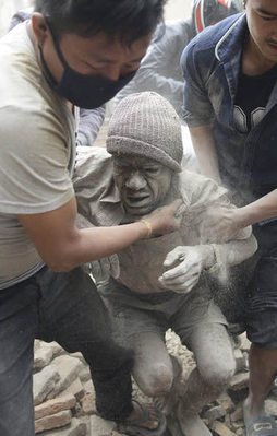 7,9'luk deprem Nepal'i ülkeyi yıktı