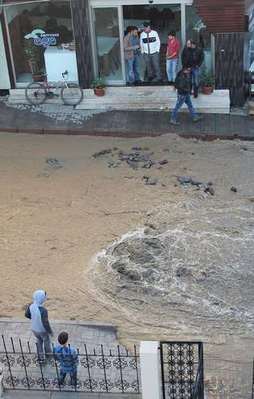 Ana su borusu patladı, caddeyi su bastı