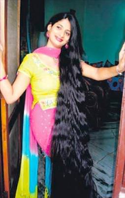 Saçları boyunu aştı!