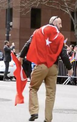 Türk Bayrağı'nı kurtaran Azeri genç