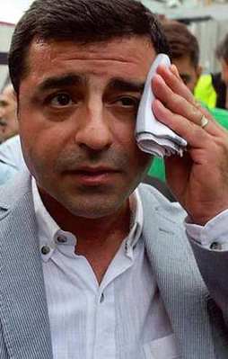 O Demirtaş bize vız gelir tırıs gider