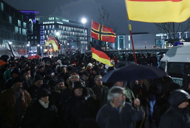 İslam düşmanı PEGİDA özür diledi
