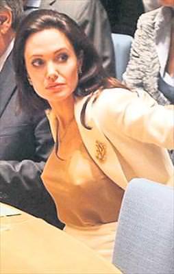 Göğsünü gere gere konuştu